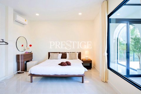 House in Pattaya, Thailand 4 bedrooms № 198487 - photo 14