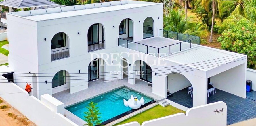 House in Pattaya, Thailand 4 bedrooms № 198487