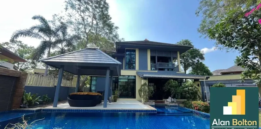 Casa de 4 dormitorios en Pattaya, Tailandia № 211087