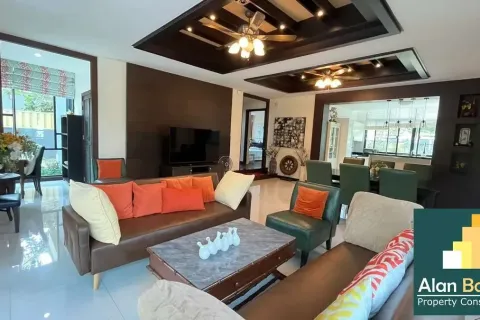 Casa de 4 dormitorios en Pattaya, Tailandia № 211087 - foto 17