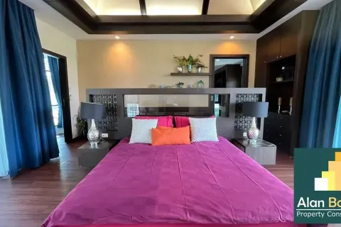 Casa de 4 dormitorios en Pattaya, Tailandia № 211087 - foto 15