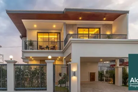 Casa de 5 dormitorios en Pattaya, Tailandia № 211091 - foto 3