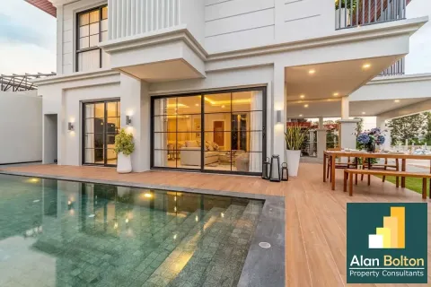Casa de 5 dormitorios en Pattaya, Tailandia № 211091 - foto 2