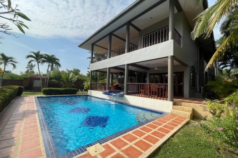 Villa in Hua Hin, Thailand 5 bedrooms № 164120 - photo 4