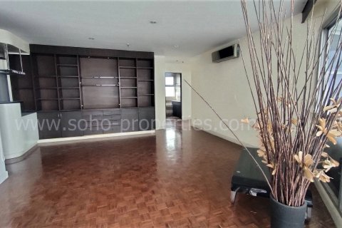 Condo in Bangkok, Thailand, 2 bedrooms  № 143452 - photo 2