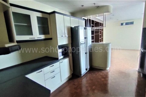 Condo in Bangkok, Thailand, 2 bedrooms  № 143452 - photo 11