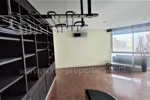 Condo in Bangkok, Thailand, 2 bedrooms  № 143452 - photo 9