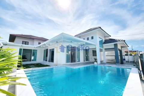 House in Pattaya, Thailand 3 bedrooms № 196127