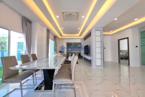House in Pattaya, Thailand 3 bedrooms № 196127 - photo 12