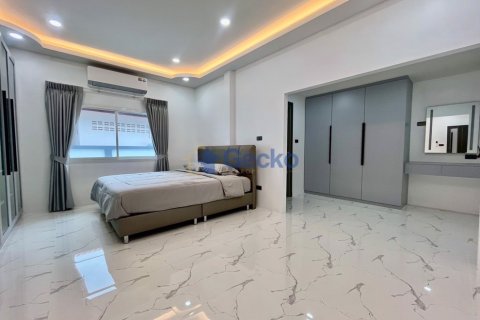 House in Pattaya, Thailand 3 bedrooms № 196127 - photo 14