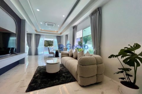 House in Pattaya, Thailand 3 bedrooms № 196127 - photo 13