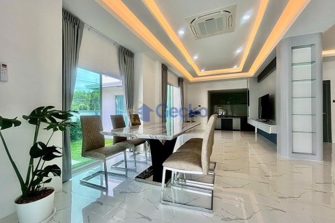 House in Pattaya, Thailand 3 bedrooms № 196127 - photo 10
