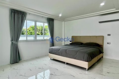 House in Pattaya, Thailand 3 bedrooms № 196127 - photo 18