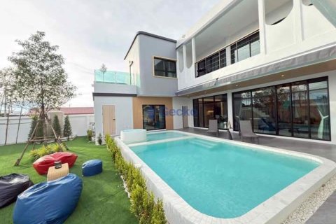 House in Pattaya, Thailand 5 bedrooms № 196126
