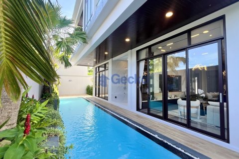 House in Pattaya, Thailand 4 bedrooms № 196122
