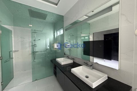 House in Pattaya, Thailand 10 bedrooms № 196121 - photo 30
