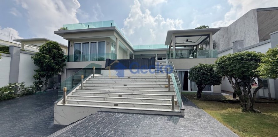 House in Pattaya, Thailand 10 bedrooms № 196121