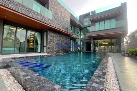 House in Pattaya, Thailand 5 bedrooms № 196125