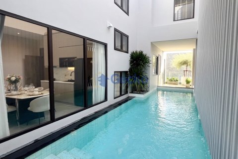 House in Pattaya, Thailand 4 bedrooms № 196123 - photo 2