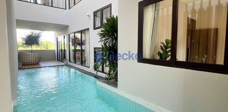 House in Pattaya, Thailand 4 bedrooms № 196123