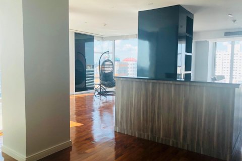 Condo in Bangkok, Thailand, 3 bedrooms  № 143868 - photo 4