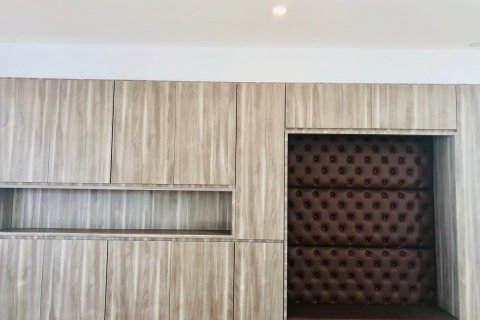 Condo in Bangkok, Thailand, 3 bedrooms  № 143868 - photo 18