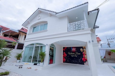 Villa in Pattaya, Thailand 5 bedrooms № 161245 - photo 2
