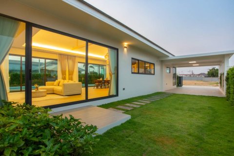 Villa in Pran Buri, Thailand 3 bedrooms № 176809 - photo 2