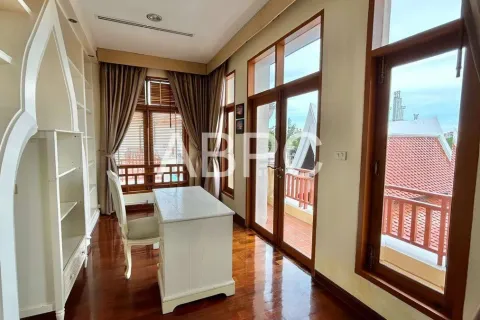 Casa de 4 dormitorios en Pattaya, Tailandia № 211644 - foto 2
