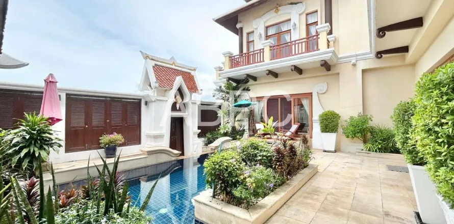 Casa de 4 dormitorios en Pattaya, Tailandia № 211644