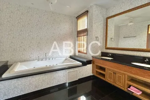 Casa de 4 dormitorios en Pattaya, Tailandia № 211644 - foto 9