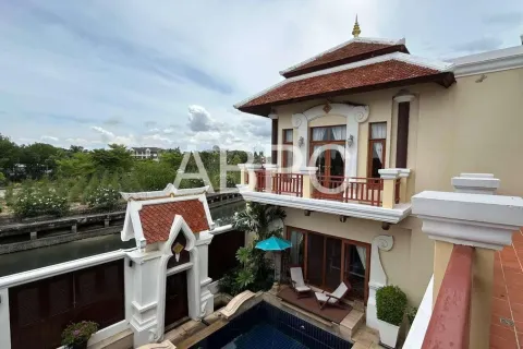 Casa de 4 dormitorios en Pattaya, Tailandia № 211644 - foto 15