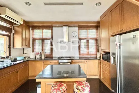 Casa de 4 dormitorios en Pattaya, Tailandia № 211644 - foto 11