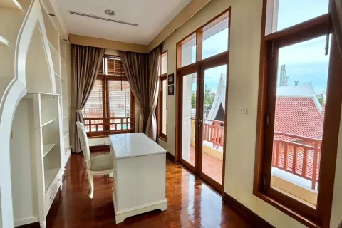 Casa de 4 dormitorios en Pattaya, Tailandia № 211644 - foto 23