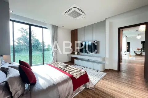 Casa de 5 dormitorios en Pattaya, Tailandia № 211638 - foto 16