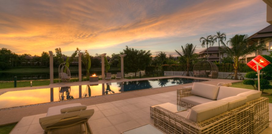 Villa in Phuket, Thailand 5 bedrooms № 152655