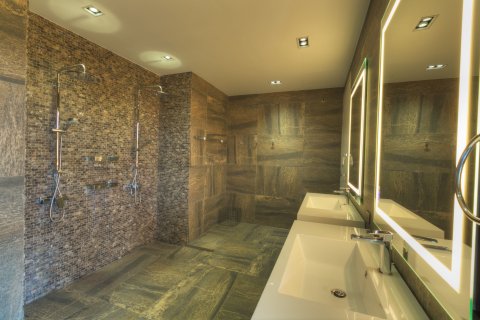 Villa in Phuket, Thailand 5 bedrooms № 152655 - photo 28