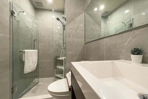 Condo à Huai Khwang, Bangkok, Thaïlande, 2 chambres  № 152652 - photo 12