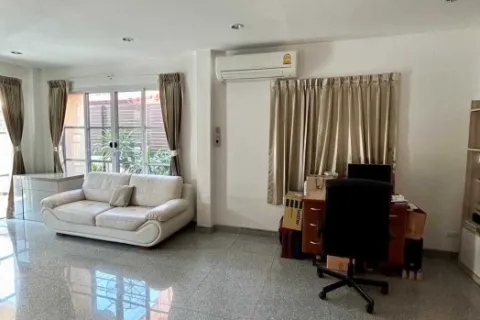 Haus in Phra Khanong, Bangkok, Thailand 3 Schlafzimmer № 216772 - Foto 2