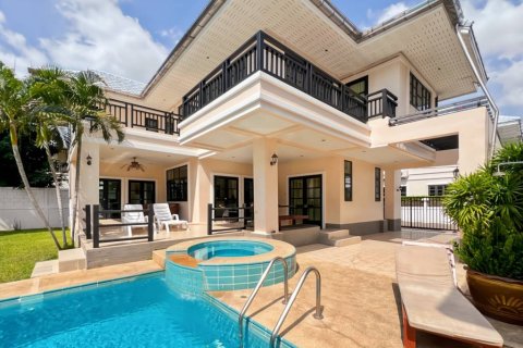 Villa in Hua Hin, Thailand 4 bedrooms № 162898 - photo 3