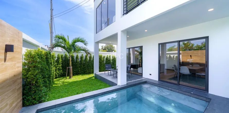 Casa de 4 dormitorios en Pattaya, Tailandia № 211371