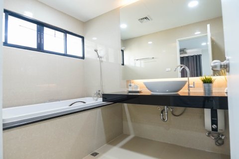 Condo in Bangkok, Thailand, 2 bedrooms  № 143826 - photo 12