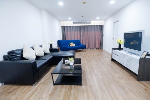 Condo in Bangkok, Thailand, 2 bedrooms  № 143826 - photo 1