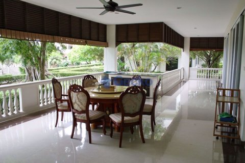 Condo in Pattaya, Thailand, 4 bedrooms № 197039 - photo 13