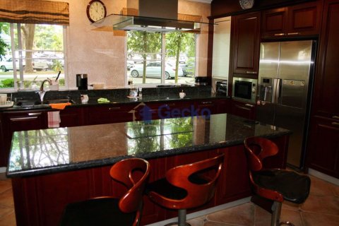 Condo in Pattaya, Thailand, 4 bedrooms № 197039 - photo 2