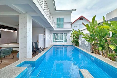 House in Pattaya, Thailand 4 bedrooms № 198142