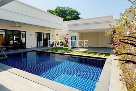 House in Pattaya, Thailand 3 bedrooms № 198141