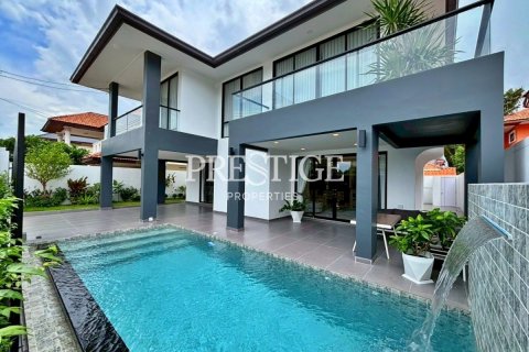 House in Pattaya, Thailand 6 bedrooms № 198143