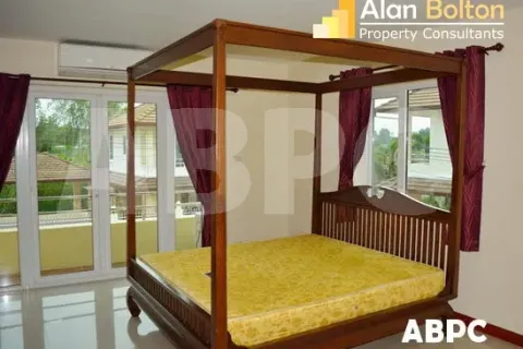 Casa de 4 dormitorios en Pattaya, Tailandia № 211936 - foto 3