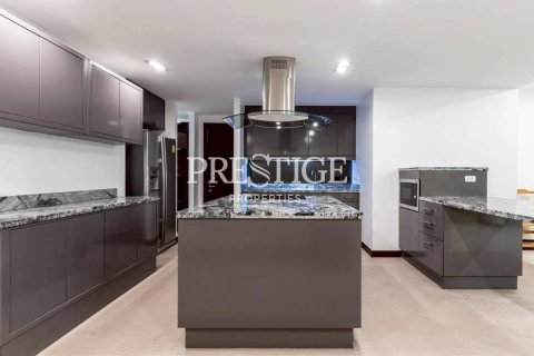 Condo in Pattaya, Thailand, 3 bedrooms № 197971 - photo 11